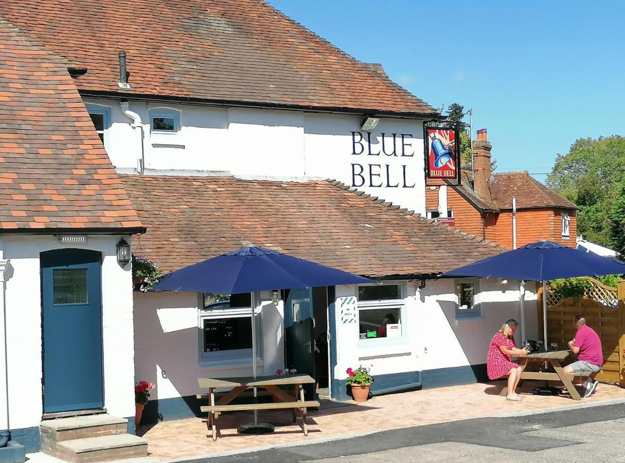 ホテル The Blue Bell ミッドハースト エクステリア 写真