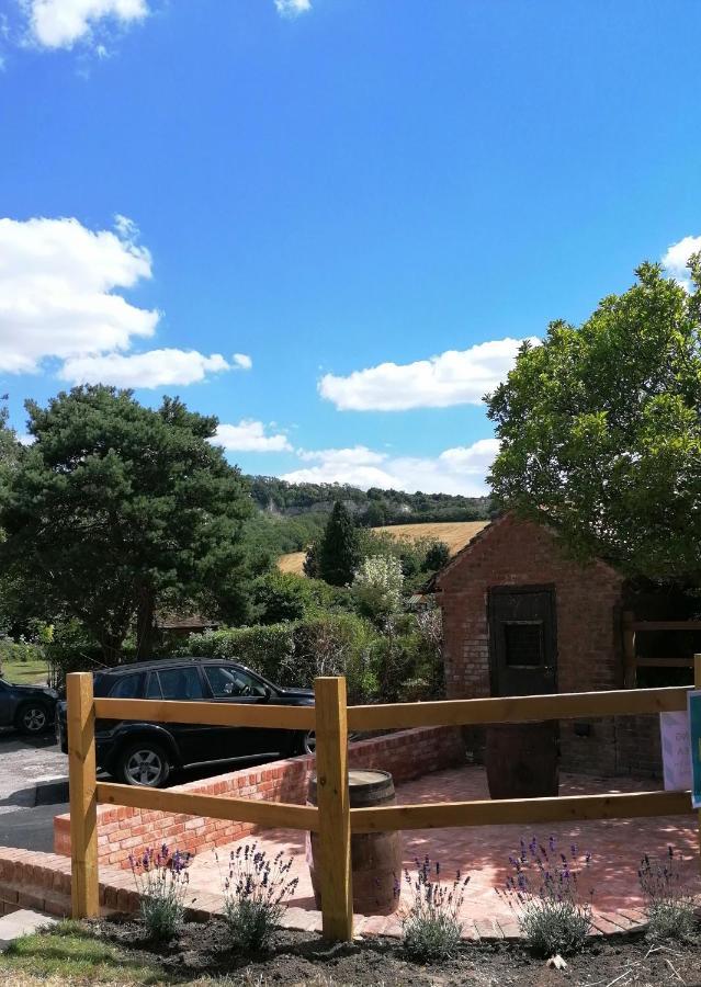 ホテル The Blue Bell ミッドハースト エクステリア 写真